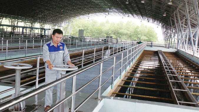 Đường ống nước Sông Đà giai đoạn II sẽ giúp giải quyết căn bản tình trạng khát nước sạch vào mùa hè tại Thủ đô. Trong ảnh, kỹ sư nhà máy nước Sông Đà đang kiểm tra quy trình sản xuất nước sạch