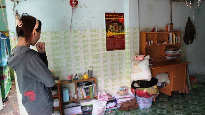 Mặc dù được khóa cửa rất cẩn thận trước khi về quê ăn tết nhưng căn phòng trọ của sinh viên Nguyễn Thị Kim Anh vẫn bị trộm bẻ khóa vào. Ảnh Việt Văn
