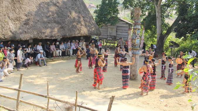 Đãi khách bằng điệu múa truyền thống tâng tung da dá, múa mừng lúa mới. Ảnh: Thanh Trần