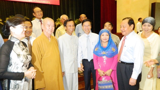 Bí thư Thành ủy TPHCM Lê Thanh Hải (ngoài cùng bên phải) gặp gỡ đại diện các dân tộc, tôn giáo tại TPHCM ngày 19/4. Ảnh: LT