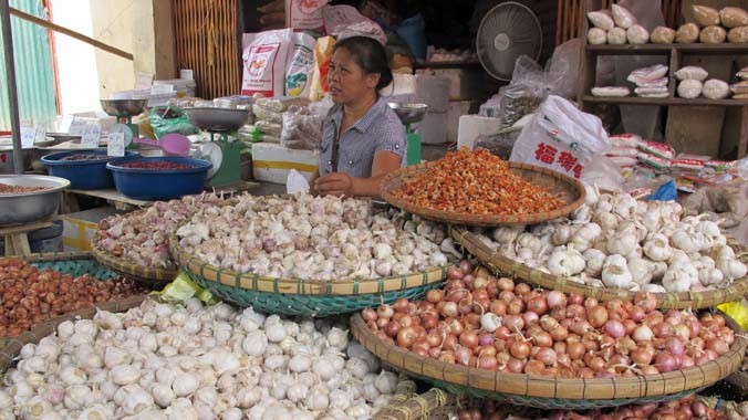 Nông sản Trung Quốc vẫn được bày bán nhiều ở các chợ dân sinh. Ảnh: Phạm Anh