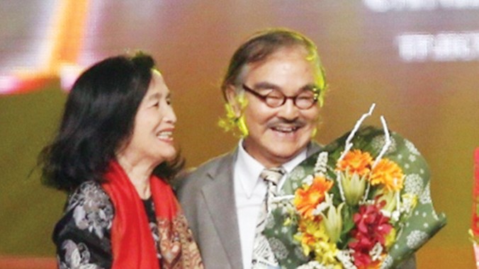NSND Trà Giang đang trao kỷ niệm chương Vì thành tựu phát triển điện ảnh Việt Nam nhân dịp liên hoan phim Cánh diều Vàng 2014