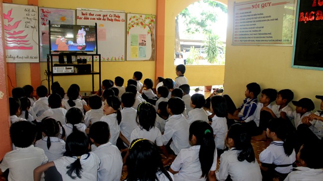 Học sinh trường tình thương Vinh Sơn xem tivi trong giờ ngoại khóa