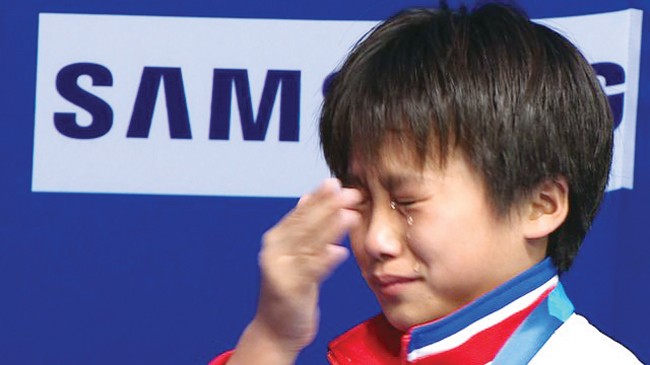 Giọt nước mắt hạnh phúc của Kim Kuk-hyang khi nhận HCV nội dung nhảy cầu 10m nữ, tấm HCV thế giới đầu tiên của thể thao CHDCND Triều Tiên. Ảnh: BBC
