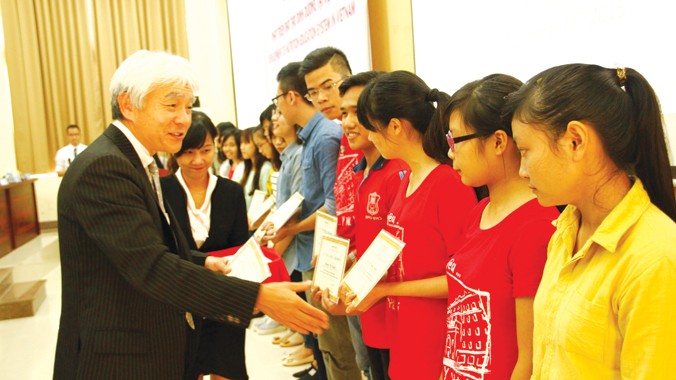 Ông Hiroharu Motohashi - TGĐ Công ty Ajinomoto Việt Nam trao 15 suất học bổng cho tân sinh viên điểm đầu vào cao nhất tại hội thảo.