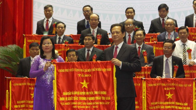Thủ tướng Chính phủ Nguyễn Tấn Dũng trao tặng các xã, huyện đạt chuẩn NTM. Ảnh: Vũ Sinh