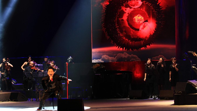 Sân khấu 4 mặt trong “Một thập kỷ hoan ca” của Tùng Dương. Ảnh: N.M.Hà