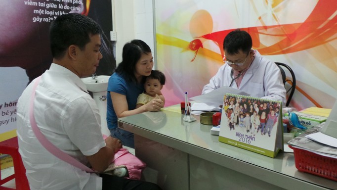 Cặp vợ chồng may mắn nhận được đăng ký tiêm vắc - xin dịch vụ ở Trung tâm Y tế dự phòng TPHCM sáng 28/12. Ảnh: L.N