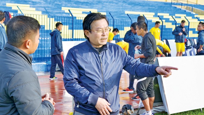 Giám đốc CLB FLC Thanh Hoá Nguyễn Trọng Hoài trình bày phương án tu sửa mặt sân chuẩn bị cho trận Siêu cúp. Ảnh: Thanh Hà