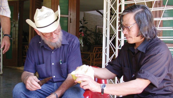 Ramon Castro đãi khách Việt giống bưởi Hồ Chí Minh.