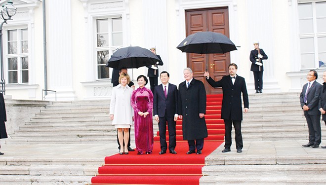 Tổng thống Đức và Phu nhân đón Chủ tịch nước và Phu nhân.