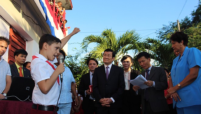 Chủ tịch nước Trương Tấn Sang thăm giáo viên và học sinh trường mang tên Bác Hồ.