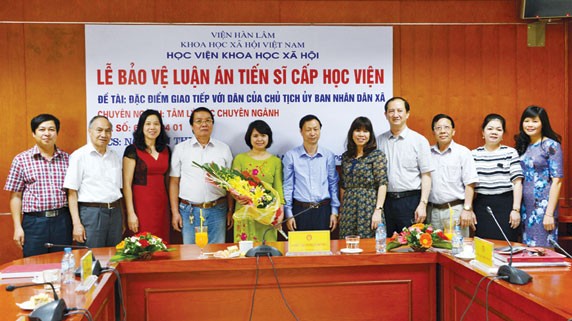 NCS Nguyễn Thị Hà (ôm hoa) đã bảo vệ thành công luận án tiến sỹ với 7/7 thành viên hội đồng nhất trí thông qua. Ảnh: Trang web của Học viện Khoa học Xã hội