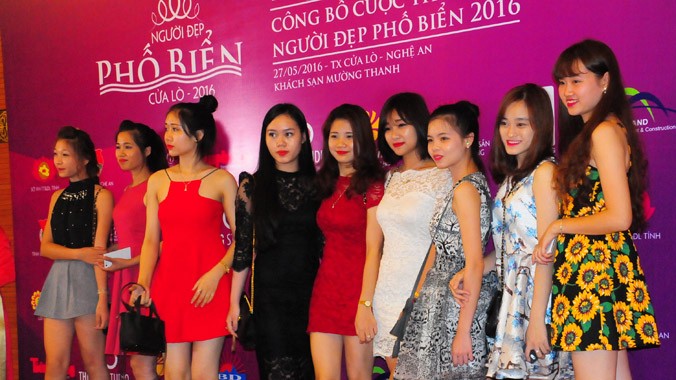 Hơn 70 thí sinh tham dự cuộc thi Người đẹp phố biển 2016. Ảnh: Quang Long