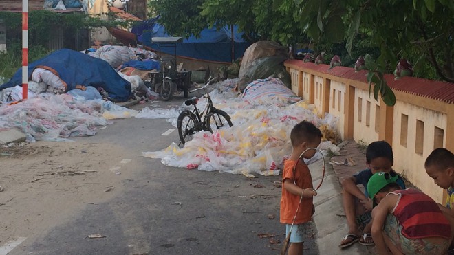Nhựa phế liệu được người dân để dọc đường thôn Triều Khúc. Ảnh : M.Q