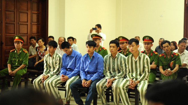Các nhân chứng (từ trái qua) Tùng, Đáng, Trung, Cường, Lâm tại phiên tòa phúc thẩm xử Giáp.