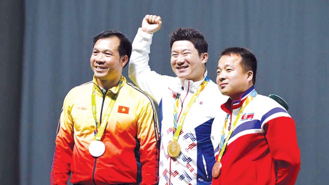 Hoàng Xuân Vinh (bên trái) với tấm HCB Olympic 2016. Ảnh: NEWSOK