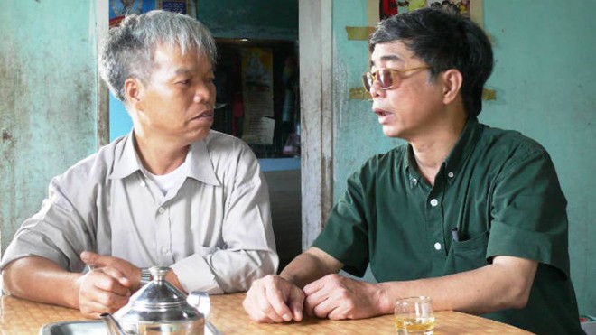 Nhà văn Trung Trung Đỉnh (phải) thăm một người bạn chiến đấu ở An Khê, Gia Lai. Ảnh: Nguyễn Quang Tuệ