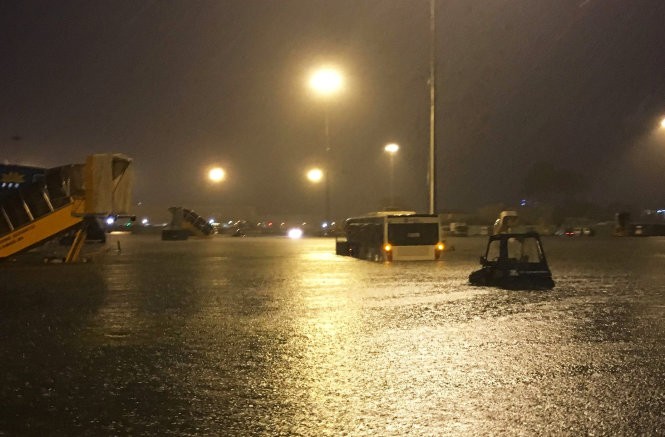 Sân bay Tân Sân Nhất bị ngập trong trận mưa ngày 26/8. Ảnh: Tuổi trẻ