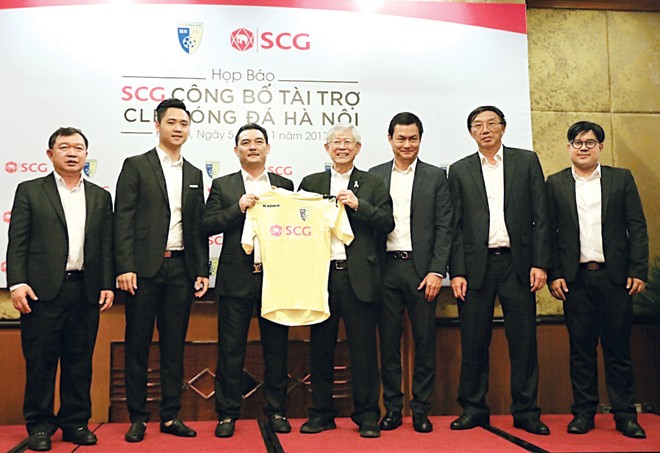 Lãnh đạo CLB Hà Nội và tập đoàn SCG tại Việt Nam giới thiệu mẫu áo thi đấu mới của CLB trong mùa giải 2017. Ảnh: VSI