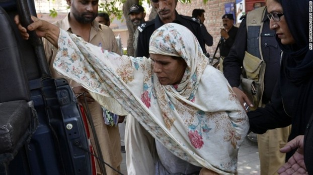Cảnh sát Pakistan áp giải Parveen Bibi, người mẹ thiêu sống con bị kết án tử hình.