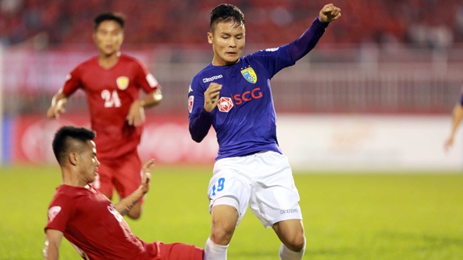 Quang Hải (phải) hiện là cầu thủ trẻ đáng chú ý nhất ở những vòng đầu V-League 2017. Ảnh: VSI