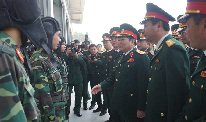 Đại tướng Ngô Xuân Lịch trò chuyện với cán bộ, chiến sỹ kíp trực xe thiết giáp BMP1 của Trung đoàn 102. Ảnh: Nguyễn Minh