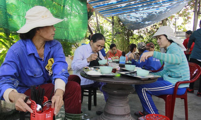 Nhiều tháng nay, quán cơm 1.000 đồng (đường Đỗ Ngọc Du, quận Thanh Khê, TP Đà Nẵng) là địa chỉ người lao động nghèo, sinh viên thường tìm đến mỗi trưa. Ảnh: Thanh Trần