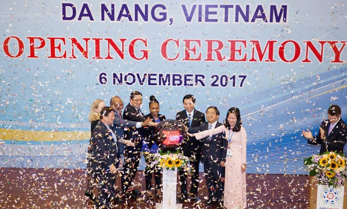 Đặng Thị Thanh Thương (bìa phải) trong lễ khai mạc Diễn đàn tiếng nói tương lai APEC 2017 tại Đà Nẵng. Ảnh: NVCC.