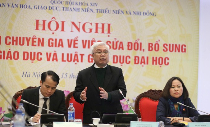 PGS.TS Phan Thanh Bình, Chủ nhiệm UB VHGDTTN&NĐ Quốc hội phát biểu tại hội nghị.