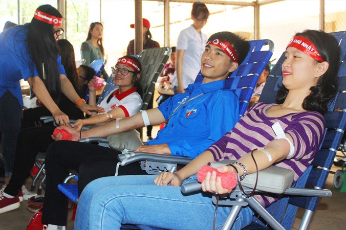 Sinh viên ĐHTN hiến máu Chủ Nhật Đỏ.
