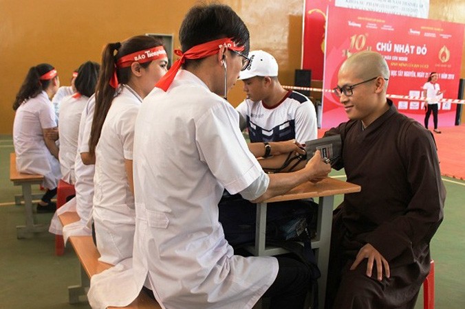 Thầy Thích Đức Danh, chùa Phổ Minh đang làm thủ tục để hiến máu nhân đạo.