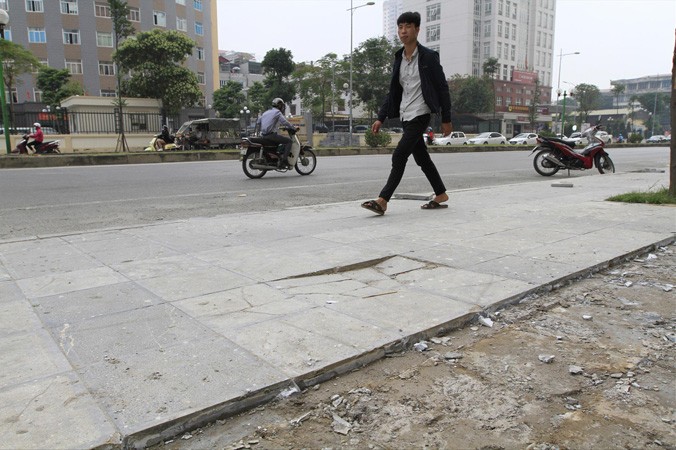 Theo kết luận thanh tra, quận Hà Đông cải tạo lát đá cho cả các tuyến phố nhánh khớp nối, tiếp giáp quốc lộ 6A, không báo cáo xin ý kiến của UBND thành phố. Ảnh: Trường Phong.