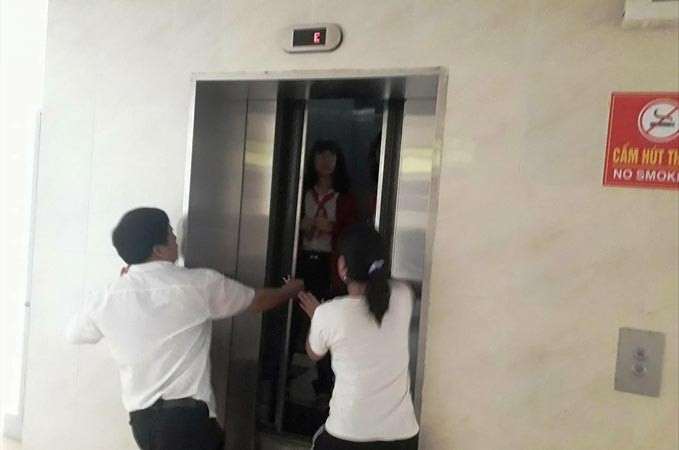 Giải cứu 2 học sinh bị kẹt trong thang máy chung cư 12T2 sau khi thang máy rơi tự do từ tầng 10 đến tầng 8 vào trưa 26/2.