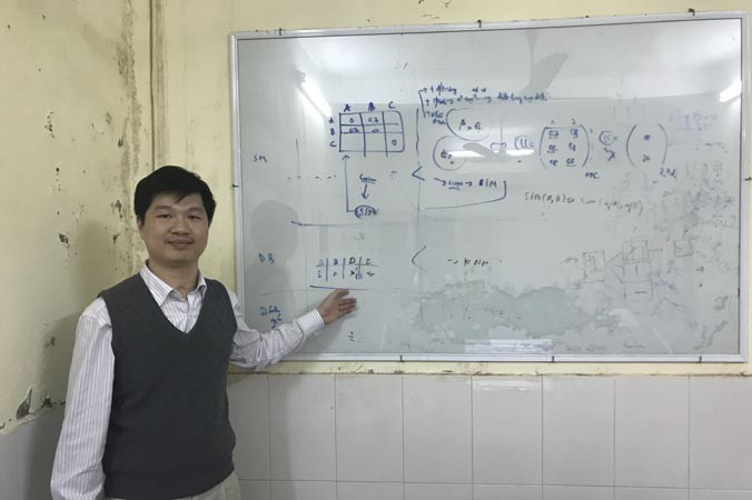 PGS TS Lê Hoàng Sơn đang truyền đạt kiến thức về trí tuệ nhân tạo tới đồng nghiệp và học trò. Ảnh: NVCC.