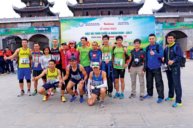 Trịnh Nam Hải (thứ 4 bên phải) với các VĐV phong trào tham dự cự ly marathon giải báo Tiền Phong lần thứ 58-2017 tại Ninh Bình. Ảnh: T.P.