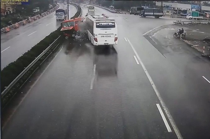 Hiện trường vụ tai nạn giữa xe cứu hỏa và xe khách (ảnh cắt từ clip giám sát giao thông trên tuyến)