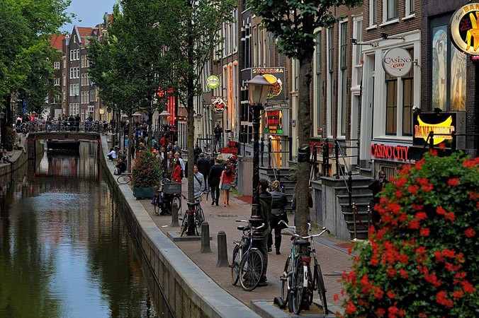 Khu đèn đỏ ở Amsterdam (Hà Lan) vào ban ngày. Ảnh: WIKIPEDIA.