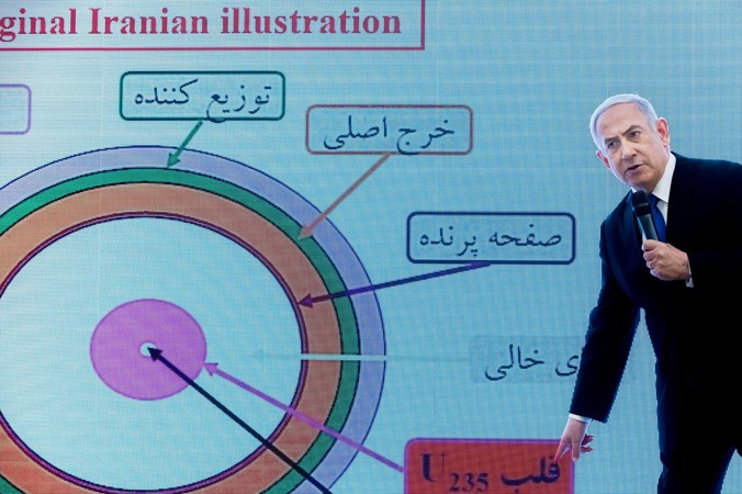 Thủ tướng Israel Benjamin Netanyahu với những hình ảnh minh họa sinh động cho bài trình bày về chương trình hạt nhân Iran hôm 30/4. Ảnh: The Guardian.