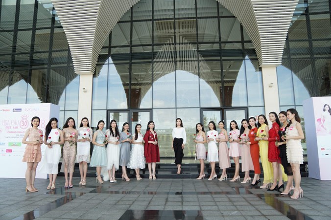 Hoa hậu Việt Nam năm 2016 Đỗ Mỹ Linh dẫn dắt chương trình bốc thăm dự án Nhân ái của top 19 thí sinh phía Nam lọt Chung kết Hoa hậu Việt Nam năm 2018.