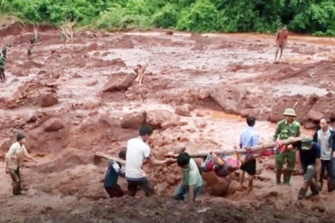 Lực lượng chức năng đưa thi thể Lò Văn Kiếm Noong Hẻo, Sìn Hồ, Lai Châu) tìm thấy dứoi lớp bùn non sâu hơn 50 cm, cạnh con suối cách lán của gia đình gần 300 m.