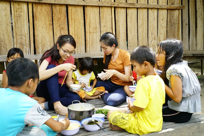 Bữa cơm chứa đựng tình cảm mà các thí sinh HHVN dành cho các em nhỏ ở làng Canh Giao.