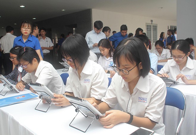 Học sinh, sinh viên tham gia phần thi trực tuyến trong ngày khai mạc hội thi Ảnh: NGÔ TÙNG