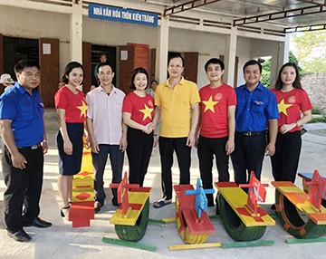 Đoàn khối các cơ quan các tỉnh, thành phố phía Bắc đã trao tặng 5 công trình thanh niên. Trong ảnh là công trình sân chơi tại thôn Kiên Tràng, xã Tam Quan, huyện Tam Đảo, Vĩnh Phúc. Ảnh: XT