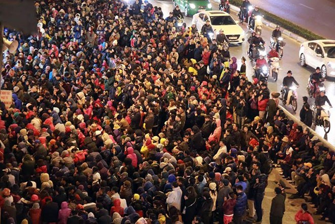 Hàng chục nghìn người tràn ra lòng đường Tây Sơn trong lễ dâng sao giải hạn của chùa Phúc Khánh Ảnh: A.T 