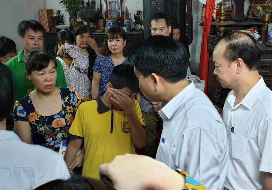 Chủ tịch UBND thành phố Hà Nội Nguyễn Ðức Chung thăm, động viên, chia buồn với gia đình, người thân của chị Hà. Ảnh: VH