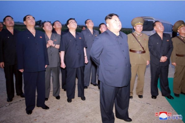Nhà lãnh đạo Kim Jong Un và các quan chức Triều Tiên chứng kiến việc phóng thử tên lửa. Ảnh: KCNA/Reuters