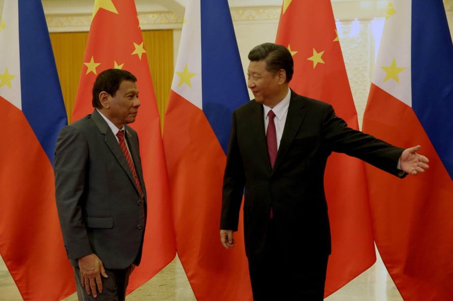 Tổng thống Philippines Rodrigo Duterte (trái) trong một lần hội kiến với chủ tịch Trung Quốc Tập Cận Bình. Ảnh: Rappler