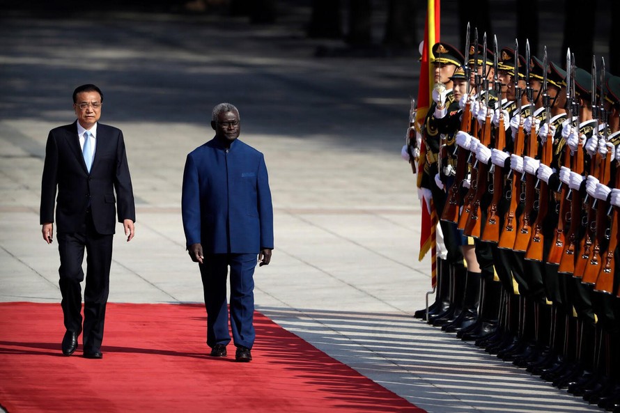 Thủ tướng Trung Quốc Lý Khắc Cường đón Thủ tướng Solomon tại Bắc Kinh vào tuần trước.Ảnh: AP