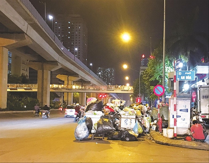 Công ty Minh Quân tập kết rác thải gây cản trở giao thông tại Hà ĐôngẢnh: Ngọc Hải 
